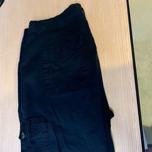 Black 6 Pocket Cargo Capri Pant. No FADING in GREAT Condition. Size 12